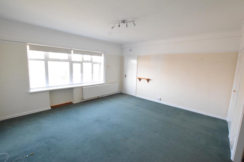 Lot: 47 - FLAT FOR INVESTMENT - Living area with painted walls and carpet